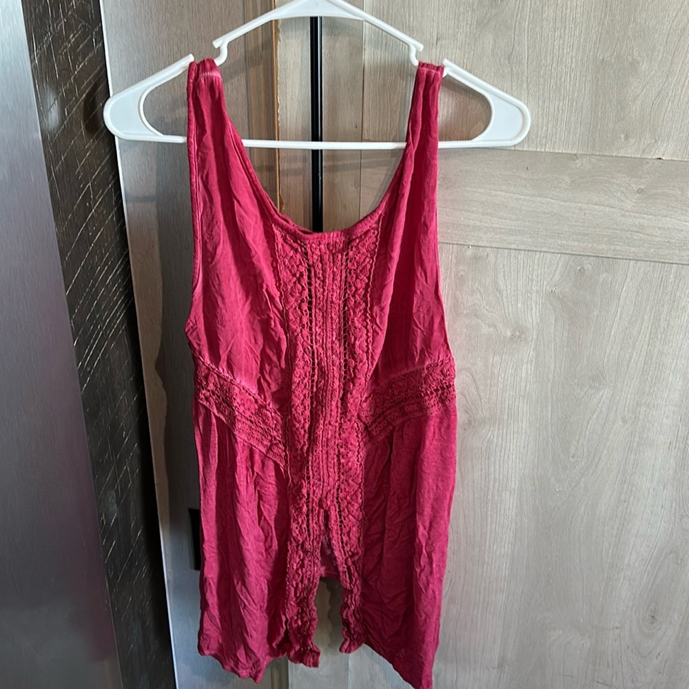 Beautiful lace sleeveless top with lace detail and split bottom,